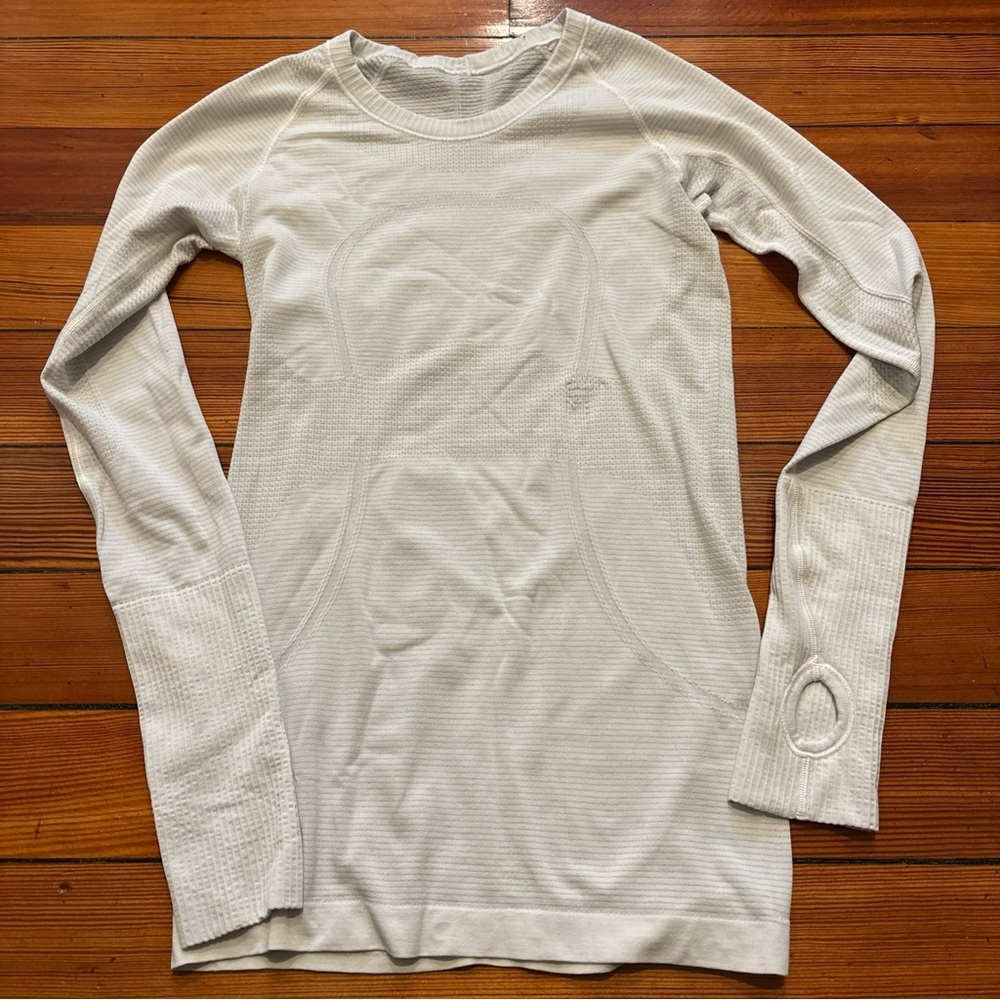 Women’s Lululemon athletica Long Sleeve Swiftly Top - Light Gray, size 4 flaw